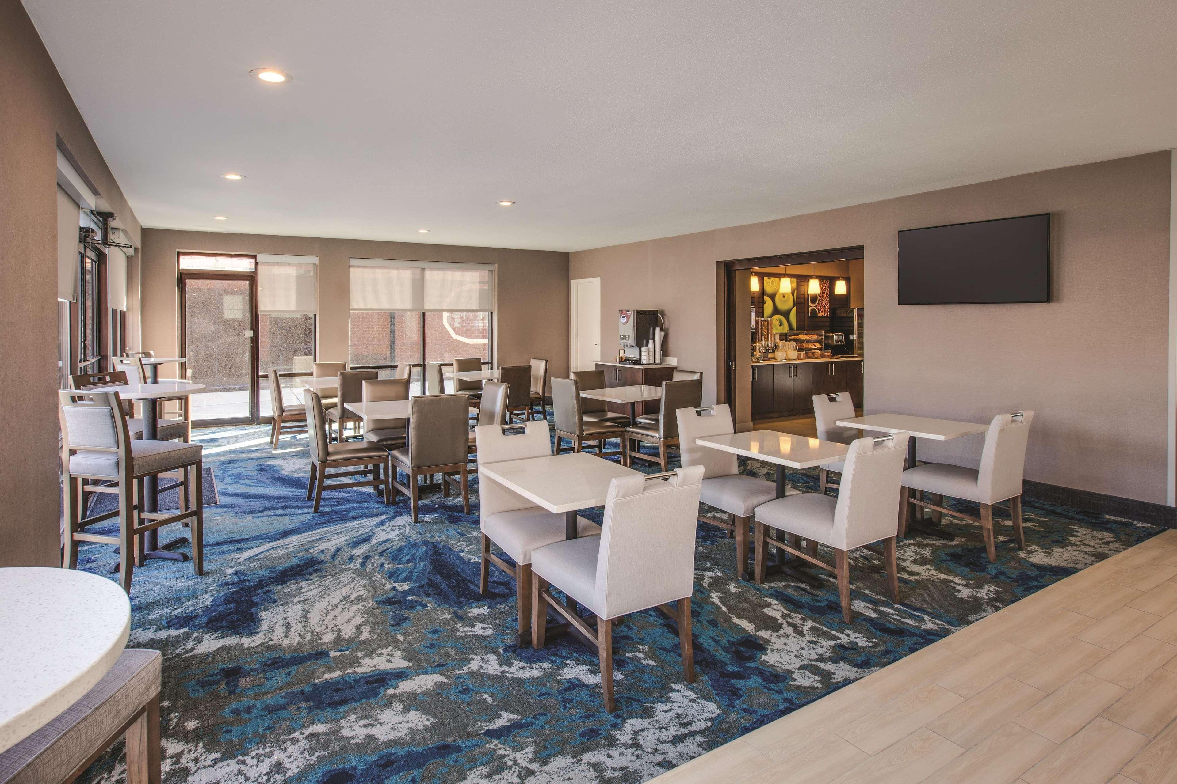 Отель La Quinta By Wyndham Philadelphia Airport Эссингтон Экстерьер фото