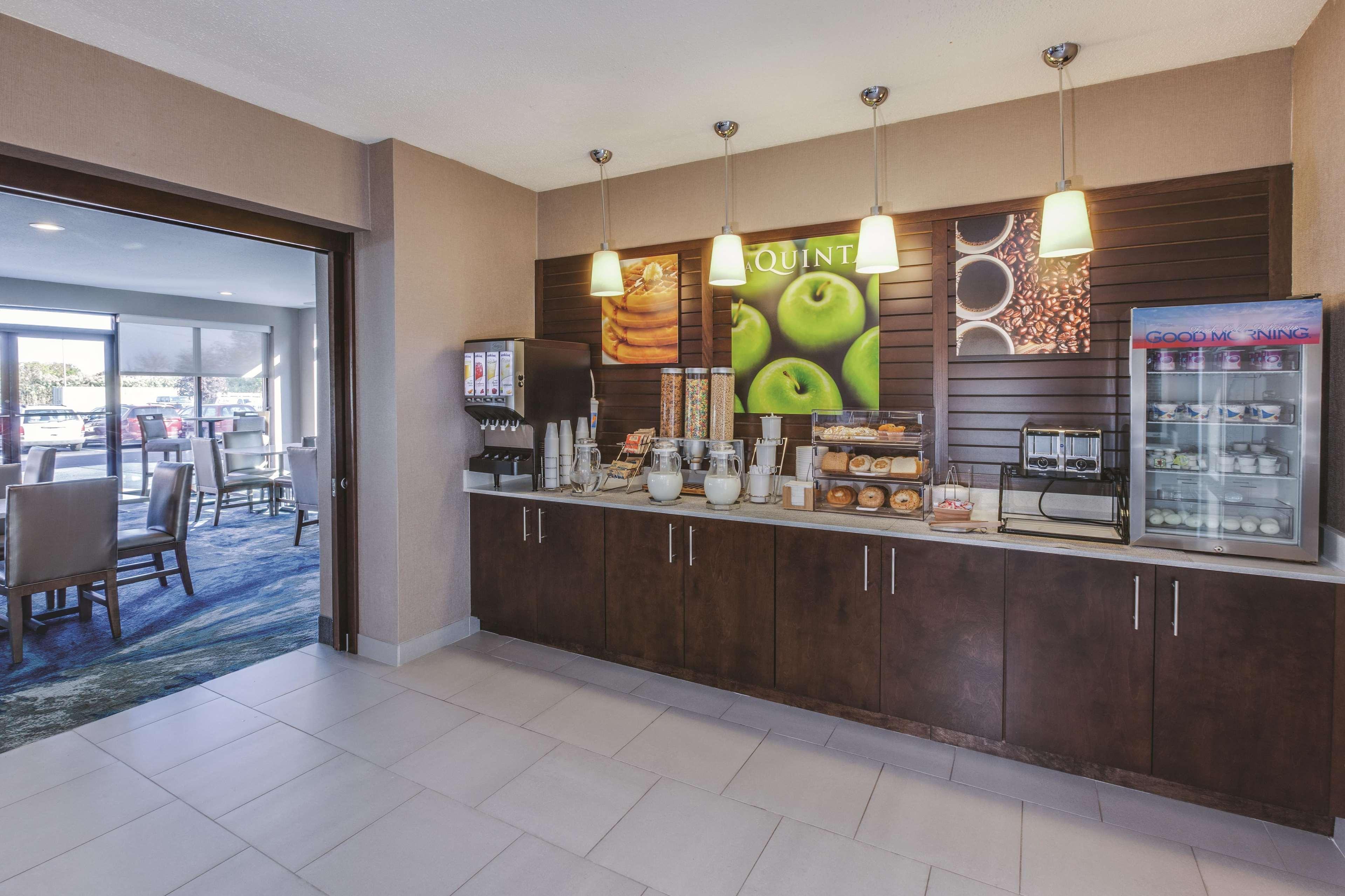 Отель La Quinta By Wyndham Philadelphia Airport Эссингтон Экстерьер фото