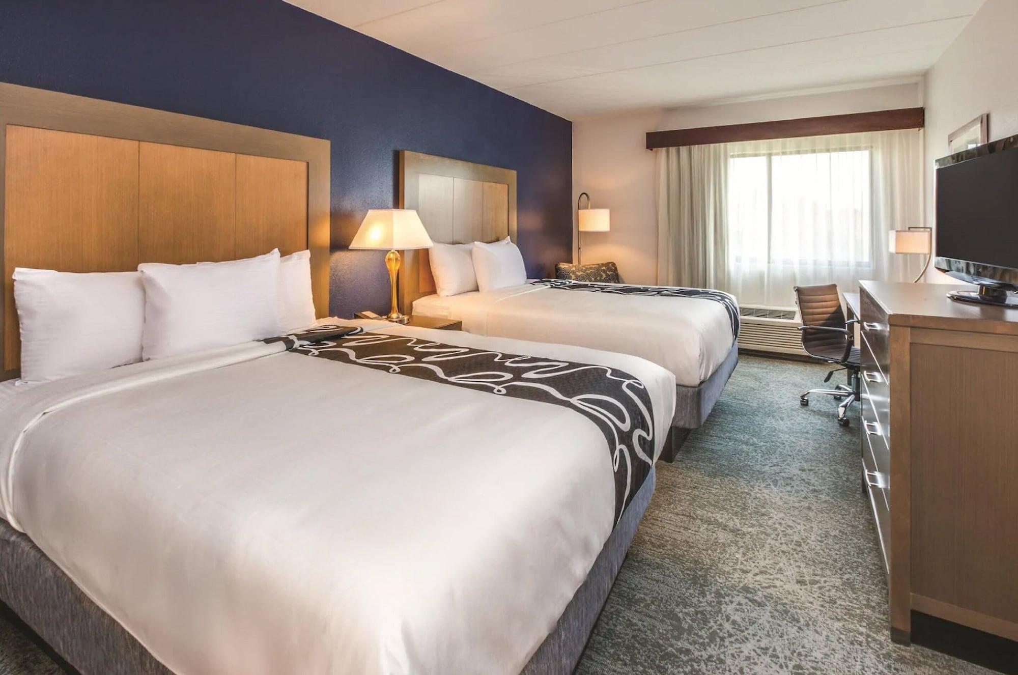 Отель La Quinta By Wyndham Philadelphia Airport Эссингтон Экстерьер фото